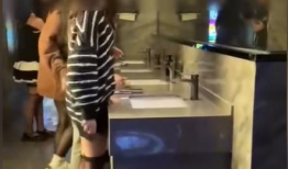 美女撒尿视频,美女撒尿视频引发网友热议，真相揭秘！